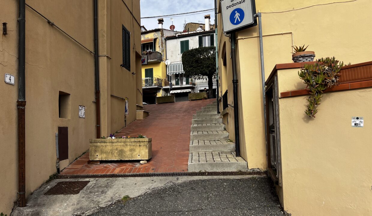 1.1 passaggio dal parcheggio al bar vicno casa_foto