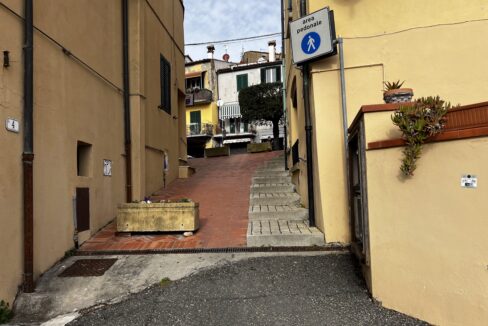 1.1 passaggio dal parcheggio al bar vicno casa_foto